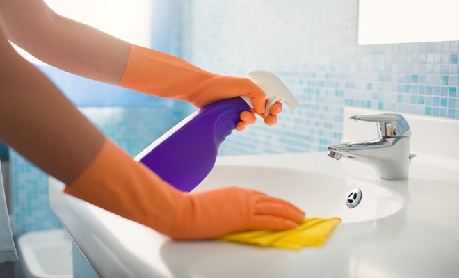 Cleaning bathroom tap