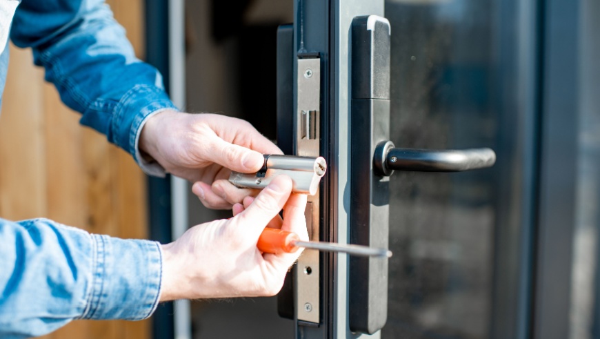 door lock cost replace