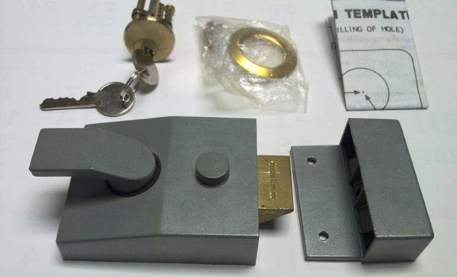 Deadlocking night latch