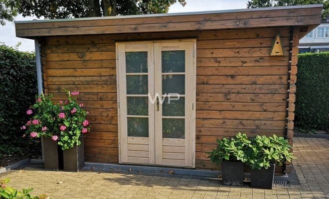 Log cabin with flat roof